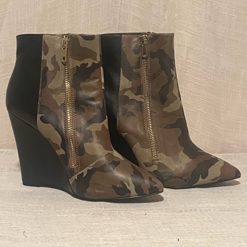 Steve Madden DAARING Camo Wedge Booties – Size 7.5
